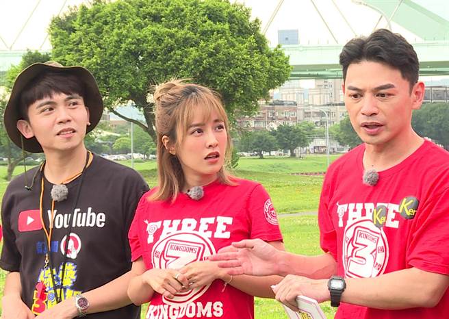 《综艺3国智》6周年，迎来新主持人大元（中），右为阿Ken、左为黄豪平。（台视提供）