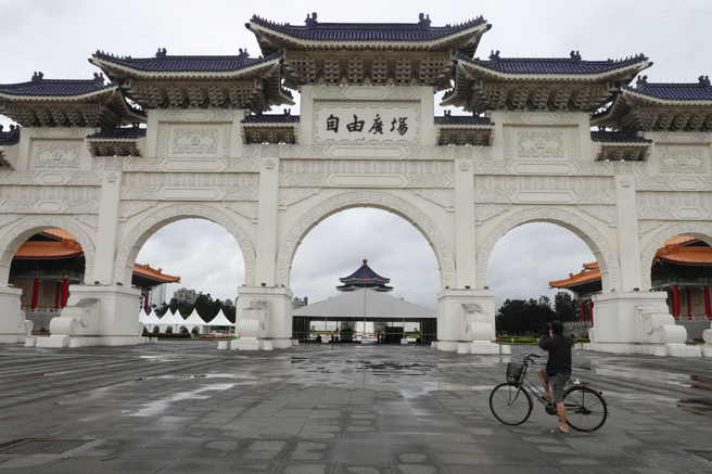 國內疫情洪峰未至，蔡英文總統裁示北北基增設大型篩檢站、簡化看診流程。設立9大篩檢站，台北市預計增設3站，已確定的自由廣場、市立體育場2站。自由廣場此站由台北榮總負責，可能開到4線，每日量能滿編可以到2000多人，15日在工人施工搭設下，超大型帳篷已經矗立在廣場上。(劉宗龍攝)