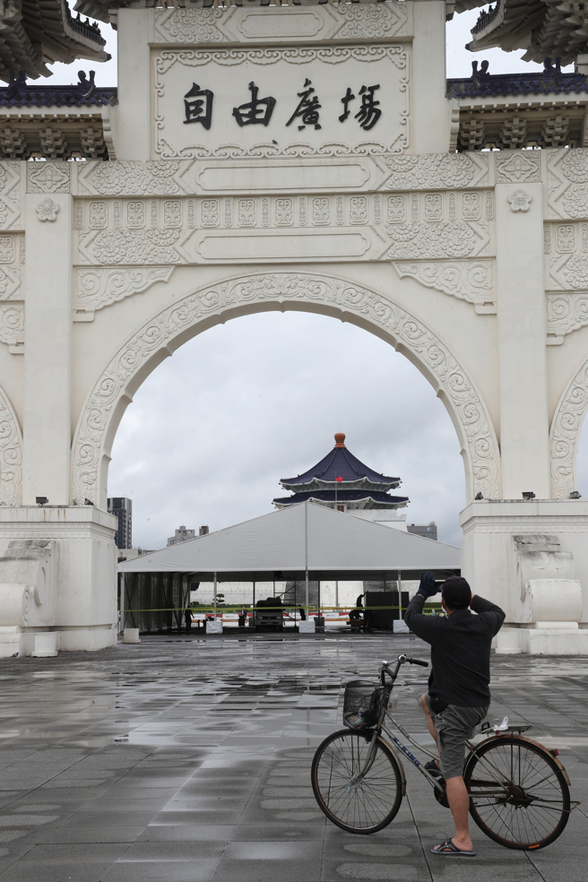 國內疫情洪峰未至，蔡英文總統裁示北北基增設大型篩檢站、簡化看診流程。設立9大篩檢站，台北市預計增設3站，已確定的自由廣場、市立體育場2站。自由廣場此站由台北榮總負責，可能開到4線，每日量能滿編可以到2000多人，15日在工人施工搭設下，超大型帳篷已經矗立在廣場上。(劉宗龍攝)