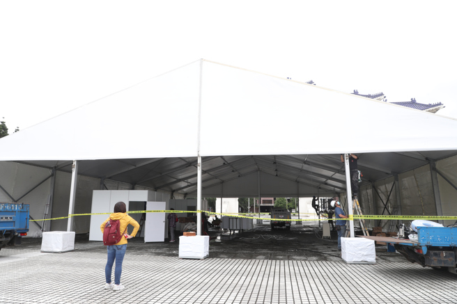 國內疫情洪峰未至，蔡英文總統裁示北北基增設大型篩檢站、簡化看診流程。設立9大篩檢站，台北市預計增設3站，已確定的自由廣場、市立體育場2站。自由廣場此站由台北榮總負責，可能開到4線，每日量能滿編可以到2000多人，15日在工人施工搭設下，超大型帳篷已經矗立在廣場上。(劉宗龍攝)
