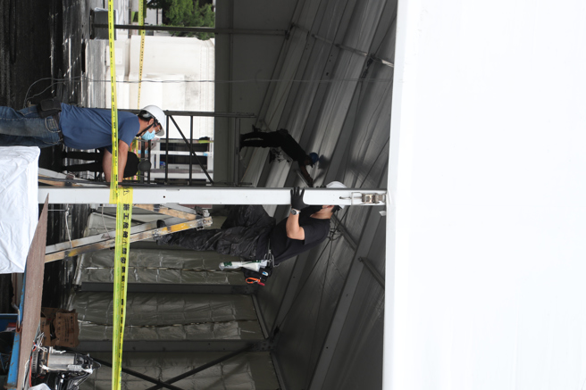 國內疫情洪峰未至，蔡英文總統裁示北北基增設大型篩檢站、簡化看診流程。設立9大篩檢站，台北市預計增設3站，已確定的自由廣場、市立體育場2站。自由廣場此站由台北榮總負責，可能開到4線，每日量能滿編可以到2000多人，15日在工人施工搭設下，超大型帳篷已經矗立在廣場上。(劉宗龍攝)