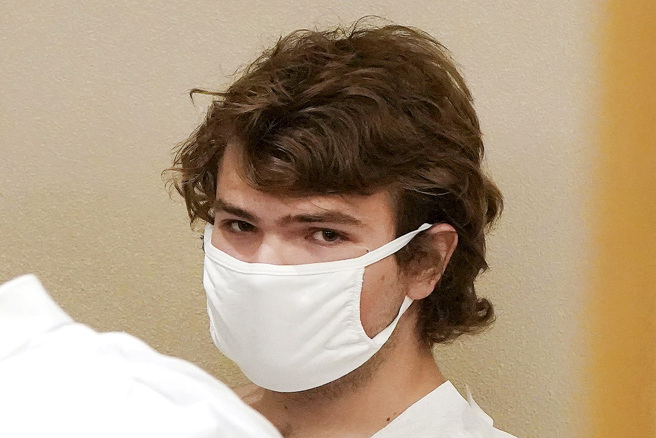 美国纽约州水牛城（Buffalo）一间超市14日下午爆发种族仇恨枪击，警方逮捕18岁白人青年枪手根德隆（Payton Gendron）。（图／美联社）