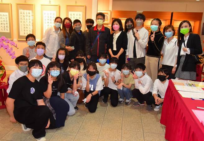 南投市漳和国小举办美术班毕业成果展，推出「小小爱心，大大的温暖」义卖活动，南投副县长陈正升讚扬小画家们的爱心。（南投县府提供／陈淑芬南投传真）
