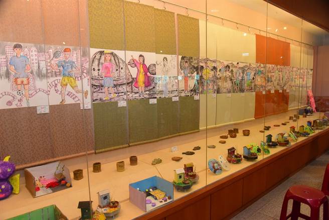 南投市漳和国小举办美术班毕业成果展，推出「小小爱心，大大的温暖」义卖活动。（南投县府提供／陈淑芬南投传真）