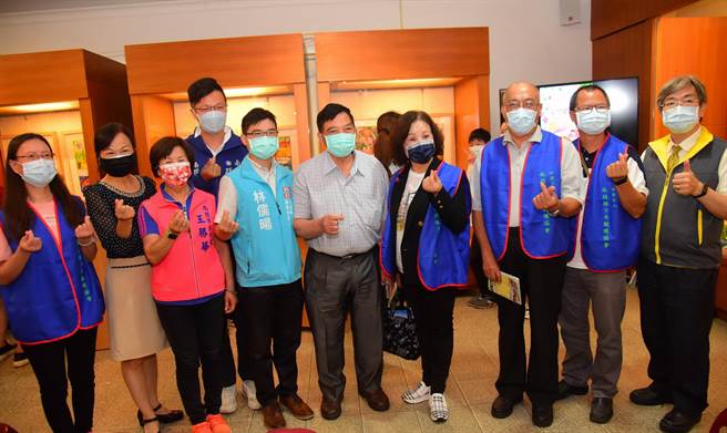 南投市漳和国小举办美术班毕业成果展，推出「小小爱心，大大的温暖」义卖活动，南投副县长陈正升讚扬小画家们的爱心。（南投县府提供／陈淑芬南投传真）