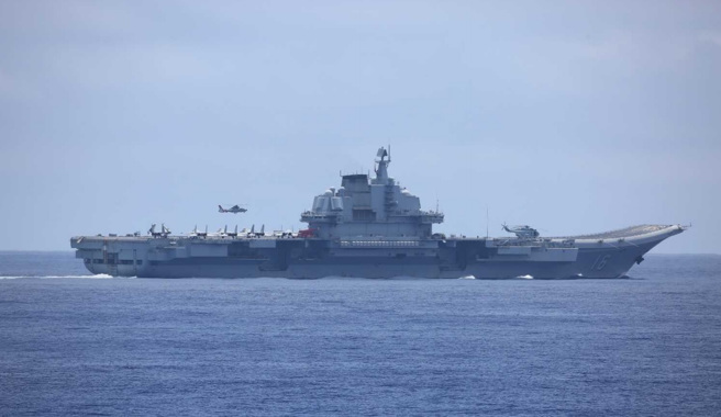 中共遼寧艦以其史上最大規模編隊在日本石垣島與台灣附近海域進行演練， 引起日本自衛隊的警惕。（圖／日本防衛省）