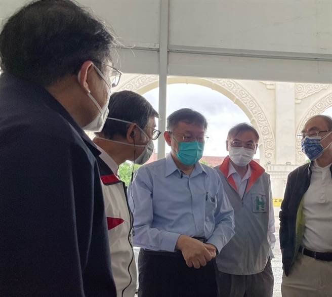 台北市長柯文哲表示，學生感染最大問題是回家傳染給長者，台北市線上教學系統很完整，但雙北為共同生活圈，加上跨學區問題，還要再與新北市做討論。（北市府提供／游念育台北傳真）