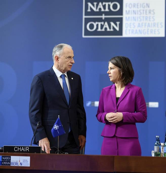 北约各国外长在德国柏林召开非正式会议，北约副秘书长吉欧阿纳（左）与德国外长贝尔伯克出席时交谈。（图／美联社）