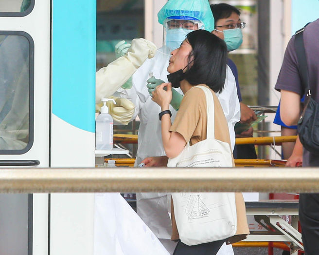 不少确诊者透露喉咙痛到像刀割。图为筛检站。示意图非当人。(粘耿豪摄)