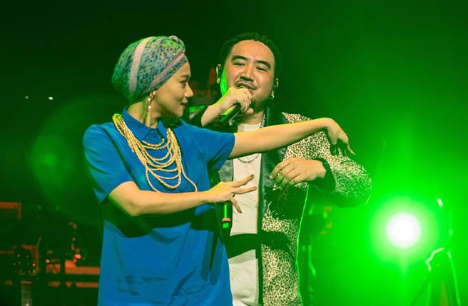 Matzka（右）邀阿爆擔任演唱會嘉賓。（十一音樂提供）