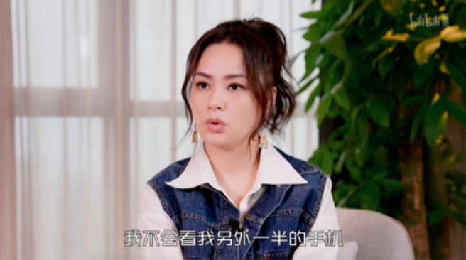 阿嬌表示不會去看另一半的手機，認為這是沒有禮貌的行為。（圖／取自微博）