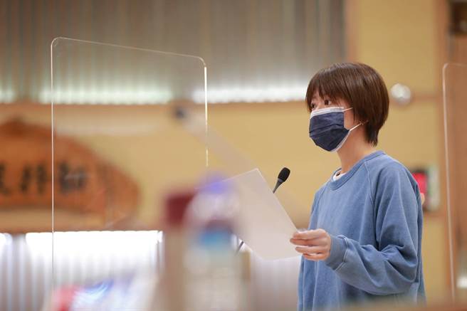 土城妈妈快筛阳待阳台等PCR结果 江怡臻：中央怎么忍心。（江怡臻提供）