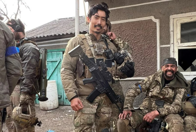 (中)李根大尉（LT Ken Rhee）。(图/截自Korea Defense Blog FB)