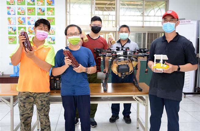 内埔乡东片社区开设无人植保机相关课程，盼藉此解决农村缺工问题，顺势推广友善农业。（林和生摄）