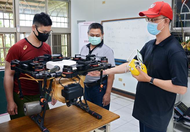 内埔乡东片社区开设无人植保机相关课程，吸引中部农友南下屏东参与。（林和生摄）