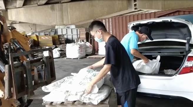 豪雨常导致淹水，各公所会视情形提供防汛专用砂包让民眾取用。（桃园市水务局提供／陈梦茹桃园传真）