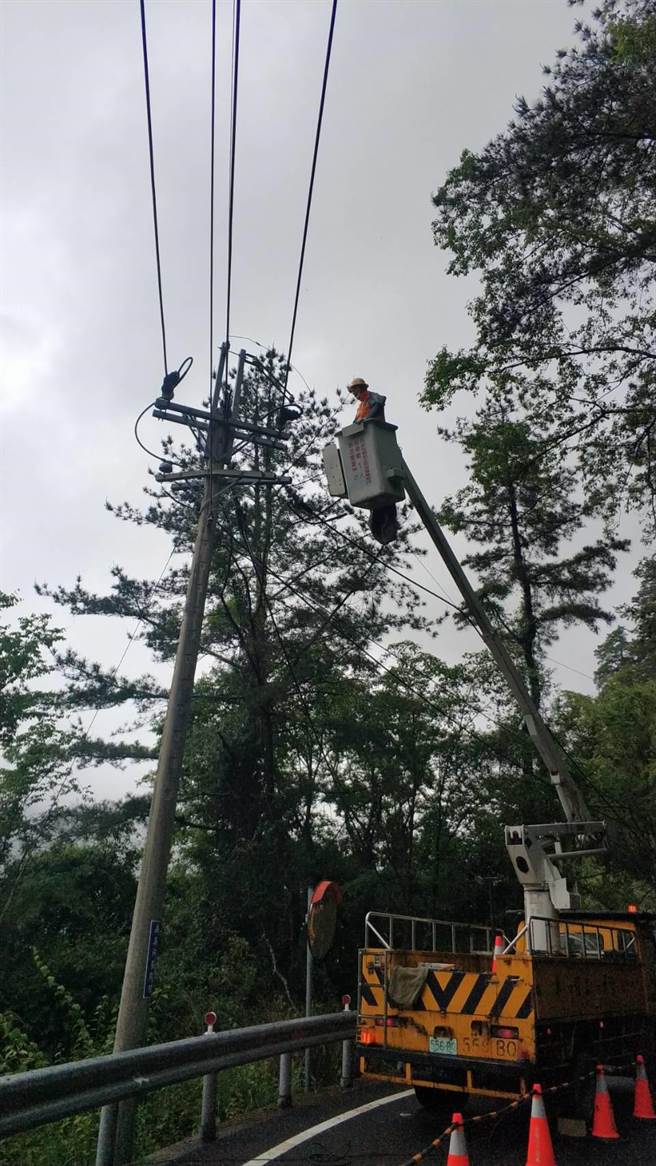 台电梨山服务所获报，立马派员前往修护，于下午2时11分转供全线復电。（台电台中区处提供）