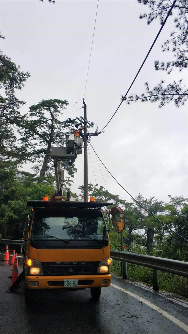 台电梨山服务所获报，立马派员前往修护，于下午2时11分转供全线復电。（台电台中区处提供）