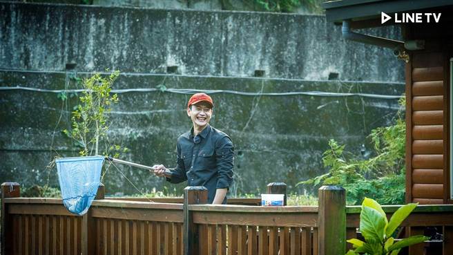 劉冠廷連釣3隻魚，卻慌張的不知所措。（LINE TV）