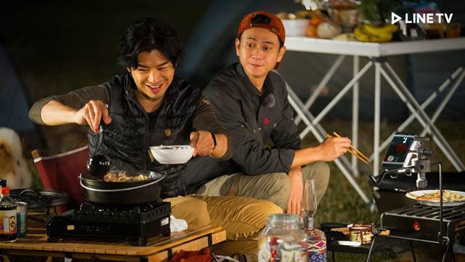 陳柏霖（左）與劉冠廷一同烹飪晚餐。（LINE TV）