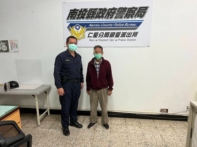 陳姓老翁日前騎機車訪友，因迷路騎到百公里外的南投仁愛鄉親愛村被員警發現，員警趕緊通知家屬安排老翁搭計程車回家。（警方提供）