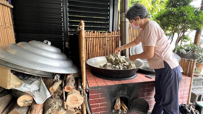 台南官田田媽媽菱成粽藝坊所販售的柴燒「菱角粽」，因疫情預購踴躍。（張毓翎攝）