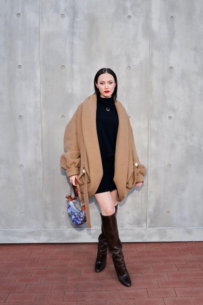 艾瑞斯阿帕托自小就演过不少父亲执导的喜剧，这次早春大秀气场完全不输共同出席的妈妈与姐姐。（LV提供）