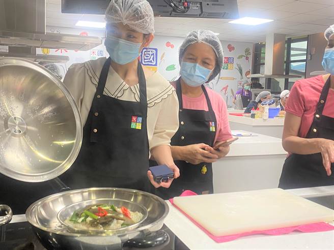 台东县关山镇农会携手澎湖区渔会，举办一系列食鱼教育课程，学员动手做海鲜料理。（蔡旻妤摄）