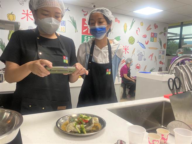 台东县关山镇农会携手澎湖区渔会，举办一系列食鱼教育课程，学员动手做海鲜料理。（蔡旻妤摄）