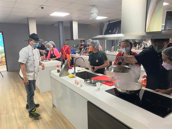 台东县关山镇农会携手澎湖区渔会，举办一系列食鱼教育课程，学员动手做海鲜料理。（蔡旻妤摄）