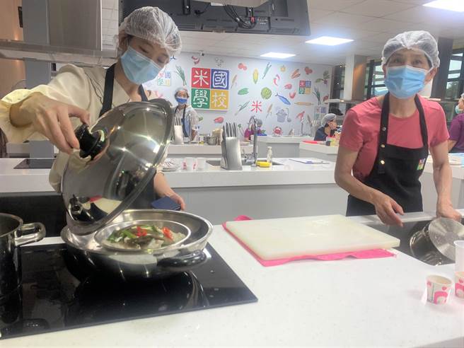 台东县关山镇农会携手澎湖区渔会，举办一系列食鱼教育课程，学员动手做海鲜料理。（蔡旻妤摄）