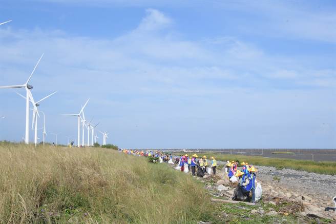 彰化縣環保局號召志工，結合企業、民間團體淨灘，清除的垃圾相當可觀。（本報資料照片／吳敏菁彰化傳真）。