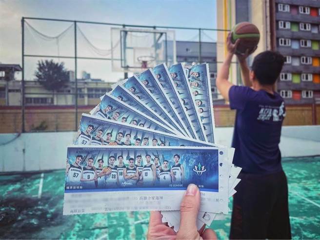 警察局大方赠送季后赛门票，数量有限，请粉丝们赶紧前来认领。（翻摄照片／崔正纲高雄传真）