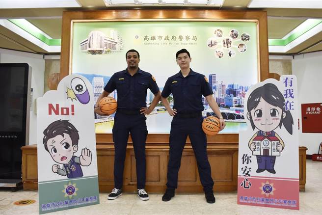 高雄全家海神队本土球星胡珑贸及外籍球星亚歷山大担任本局反毒大使，共同呼吁青少年反毒品及犯罪预防宣导。（翻摄照片／崔正纲高雄传真）