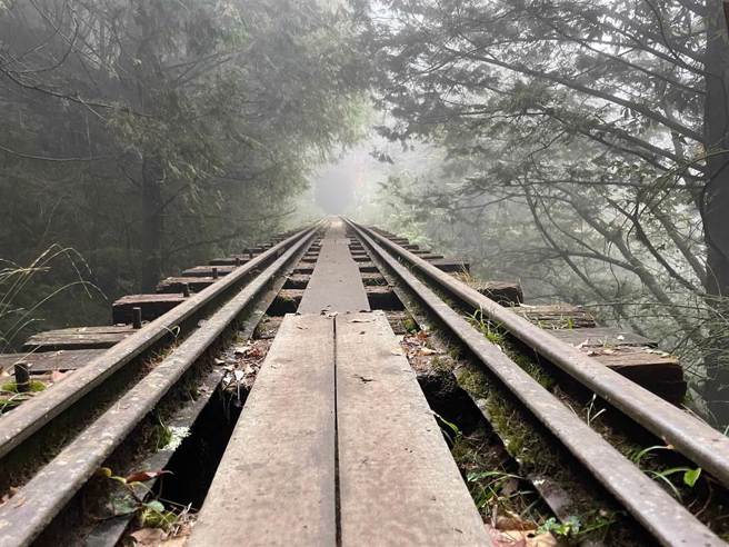眠月线大崩壁大雨变瀑布3人受困 消防人员协助通过。（张亦惠摄）