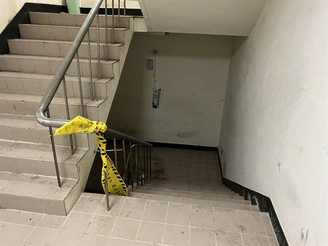 63岁陈姓死者8日深夜酒后在市立图书馆桃园分馆停车场楼梯间吵闹叫骂，遭2名男子殴打致死。（桃园分局提供／陈梦茹桃园传真）