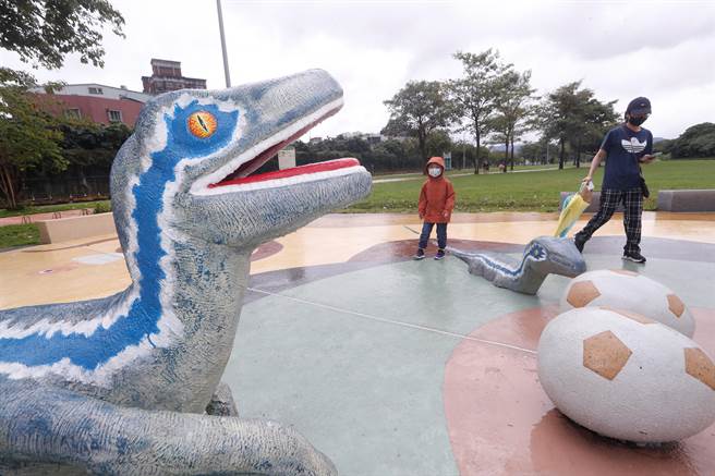 浮洲遊戲場的恐龍骨地景雕塑十分吸晴。(陳怡誠攝)