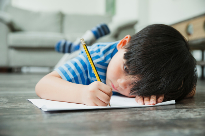 小學生把慶生的慶注音寫成「ㄑㄧㄥ」，讓媽媽看傻眼。（示意圖/shutterstock）