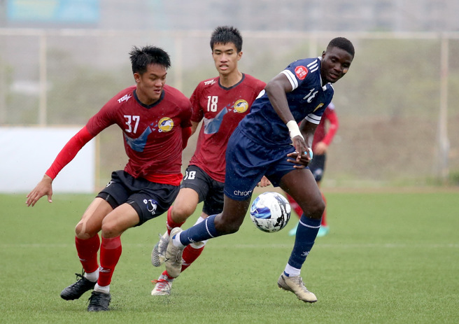 台灣石虎FC前鋒韋嗣（右）左臉縫了14針，對航源FC之戰仍帶傷先發上陣。（李弘斌攝）