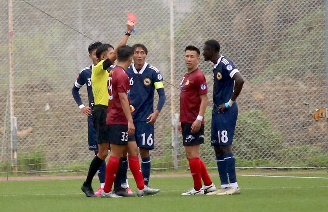 韋嗣（右一）在第76分鐘因手球犯規領到第2張黃牌，遭主裁判劉祥紹以紅牌罰下。（李弘斌攝）