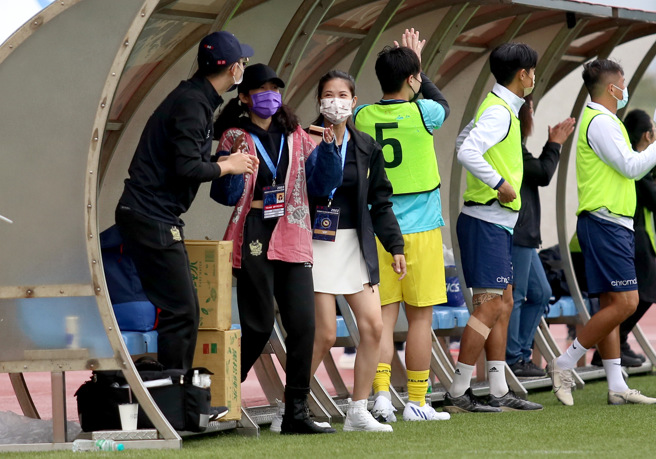 台灣石虎上半場靠韋嗣巧射先馳得點，在休息區助陣的台北市體育總會足球協會理事長、台北市議員林亮君（左三）也雀躍不已。（李弘斌攝）