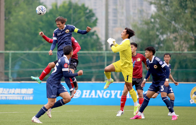 台灣石虎隊長魏沛倫（左上）頭槌解圍。（李弘斌攝）