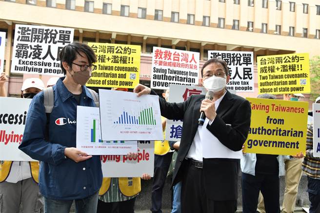 两公约国家报告第三次国际审查期间，民间团体于场外开讲，直指政府并未落实两公约。（翻摄画面）