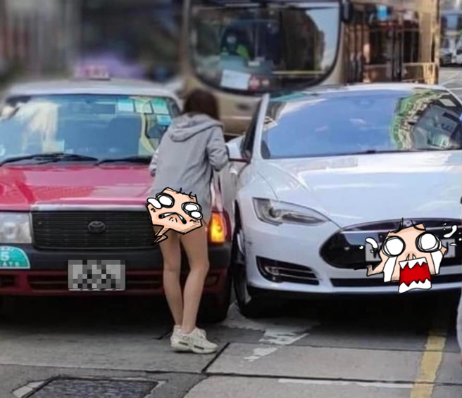 男子分享疑似是香港車禍的照片，照片中的Tesla車牌與穿短裙的正妹都成為網友討論焦點。（翻攝自臉書爆廢公社）