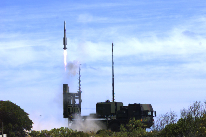 德國可能出售先進的IRIS-T SLM防空系統給烏克蘭，與之配套的還有先進的相控陣雷達。(圖/Diehl Defence)