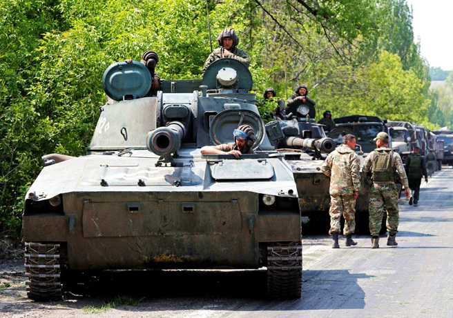 英國國防部15日指出，俄羅斯部隊在烏東頓巴斯地區的攻勢已「失去動力」，可能已經損失1/3地面作戰部隊。圖為頓內茨克（Donetsk）地區的親俄部隊。（圖／路透社）