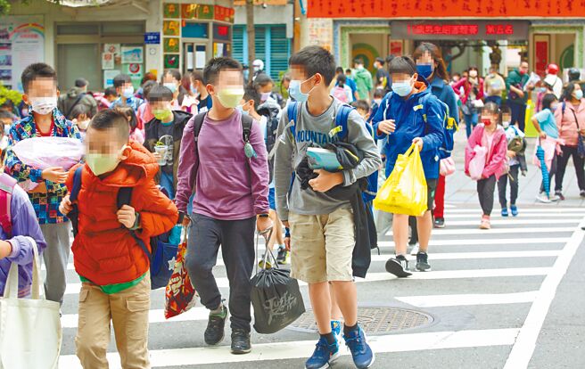 教育部今晚公布确诊学生统计，新增8836例，各级学校累计20万2414名学生染疫。（本报资料照片）