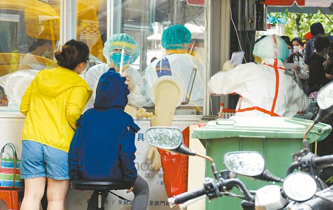 65岁以上(非三类对象)快筛阳性经医师评估则可投药，不用经过PCR，预计明天公布。（资料照 姚志平摄）