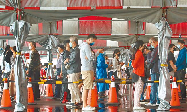 疫情持续延烧，直接影响到民眾外出用餐意。图为新北市政府在江翠社区筛检站设置防疫急门诊，从挂号、筛检、看诊到取药採一条龙服务。（范扬光摄）