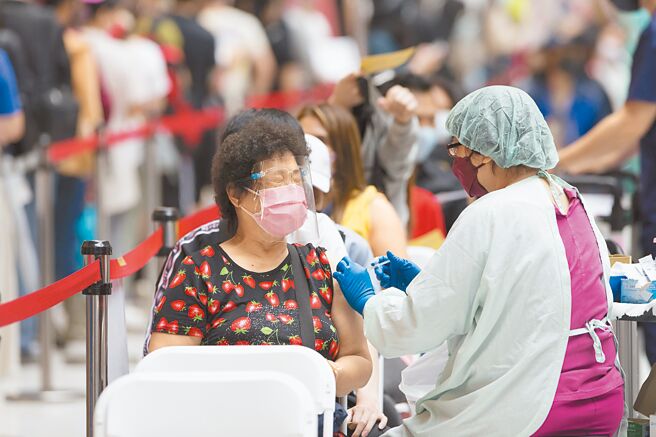 新冠肺炎疫情持续延烧，中央流行疫情指挥中心表示，65岁以上长者、长照机构住民及18岁以上免疫不全及免疫力低下且病情稳定者，当接种第一次追加剂间隔5个月后，将于5月16日起开放第2次追加剂。（杜宜谙摄）